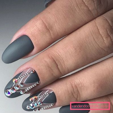 Elegante manicure grigio 2019-2020 anni