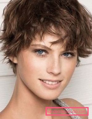 ragazza con i capelli corti ragazza con i capelli corti