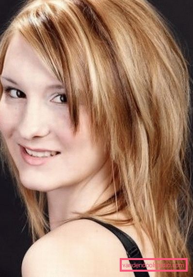Taglio di capelli italiano su capelli medi Taglio di capelli