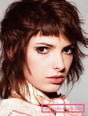 Taglio di capelli italiano su capelli medi Taglio di capelli
