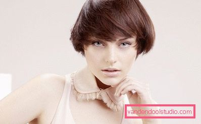 ragazza con un sesson taglio di capelli ragazza con un sesson taglio di capelli