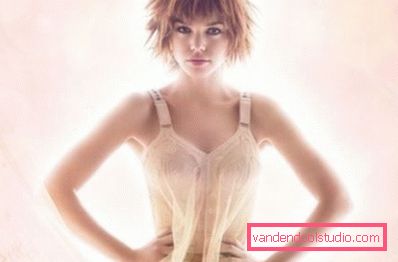 modello su uno sfondo rosa modello su uno sfondo rosa