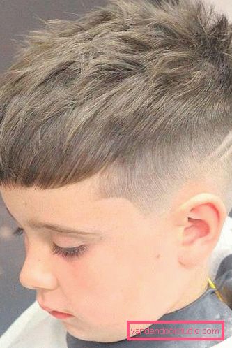 Tagli di capelli per ragazzi con modelli sui templi - acconciature di foto