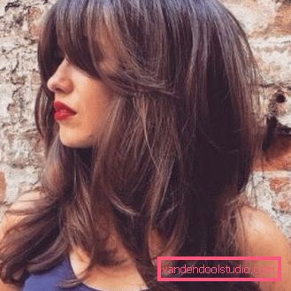 taglio di capelli per capelli medi Scala di tagli di capelli per capelli medi con frangia e senza