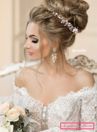 Acconciatura da sposa ciambella alta e bassa con un velo e senza di essa