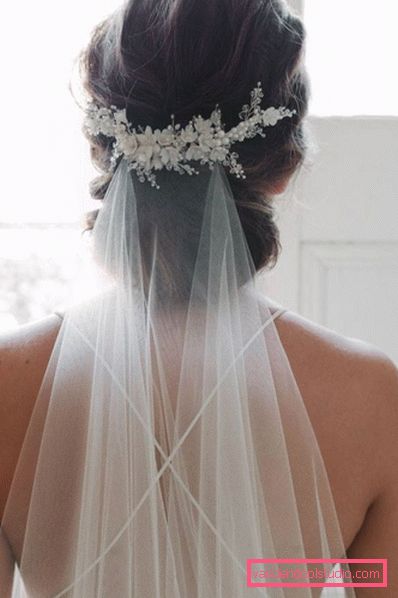 Acconciatura da sposa ciambella alta e bassa con un velo e senza di essa