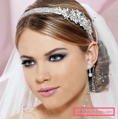 Acconciatura da sposa ciambella alta e bassa con un velo e senza di essa