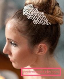 Acconciatura da sposa ciambella alta e bassa con un velo e senza di essa