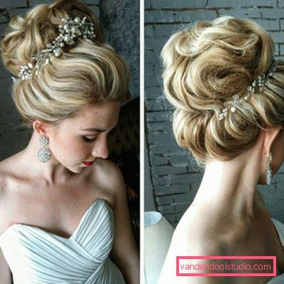 Acconciatura da sposa ciambella alta e bassa con un velo e senza di essa