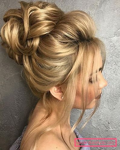 Acconciatura da sposa ciambella alta e bassa con un velo e senza di essa