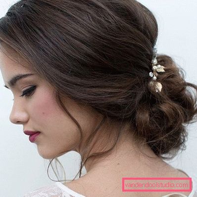 Acconciatura da sposa ciambella alta e bassa con un velo e senza di essa
