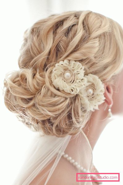 Acconciatura da sposa ciambella alta e bassa con un velo e senza di essa