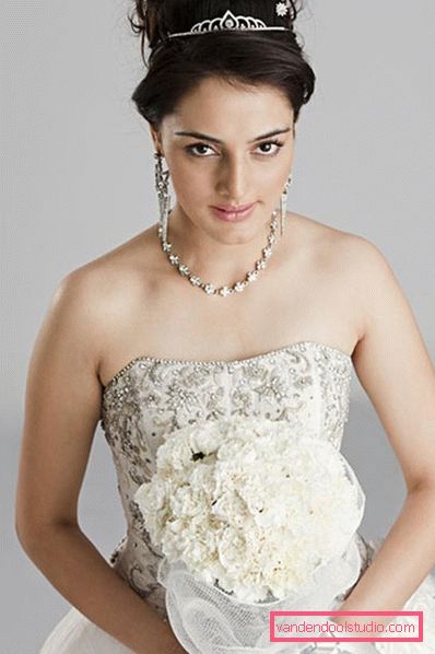 Acconciatura da sposa ciambella alta e bassa con un velo e senza di essa