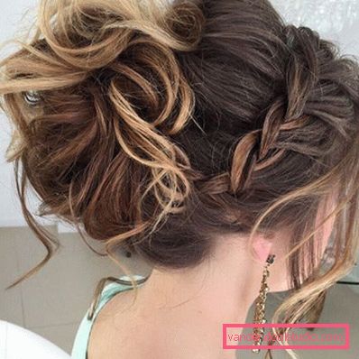 Acconciatura da sposa ciambella alta e bassa con un velo e senza di essa
