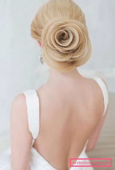 Acconciatura da sposa ciambella alta e bassa con un velo e senza di essa