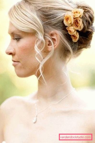 Acconciatura da sposa ciambella alta e bassa con un velo e senza di essa