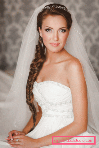 Acconciature da sposa con un velo in media