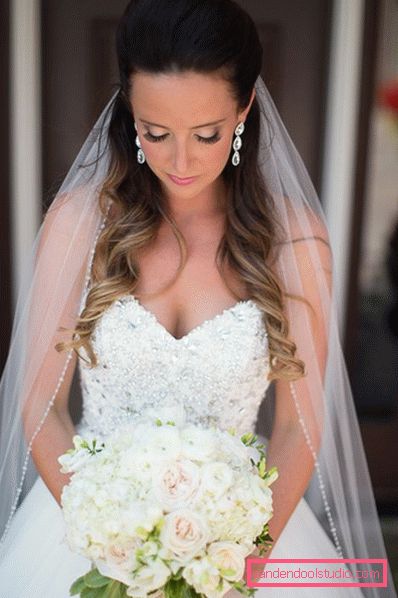 Acconciature da sposa con un velo in media