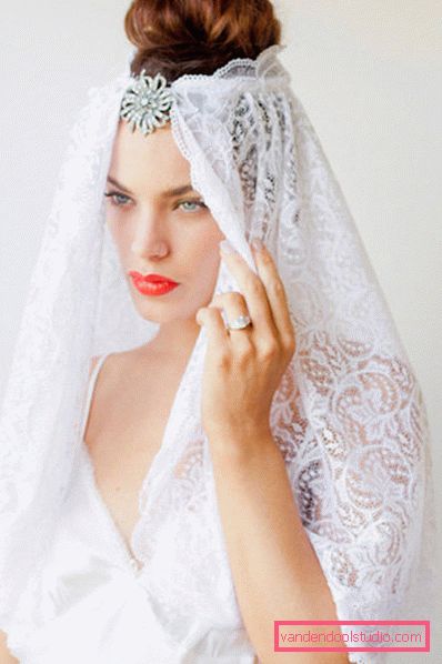 Acconciature da sposa con un velo in media