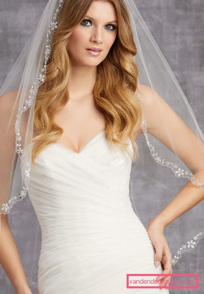 Acconciature da sposa con un velo in media