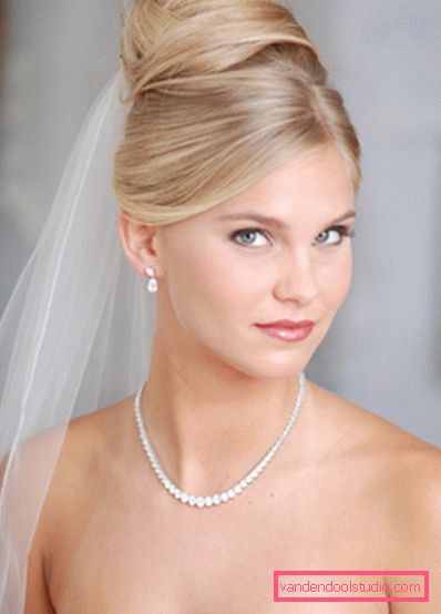 Acconciature da sposa con un velo in media