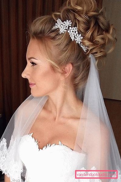 Acconciature da sposa con un velo in media