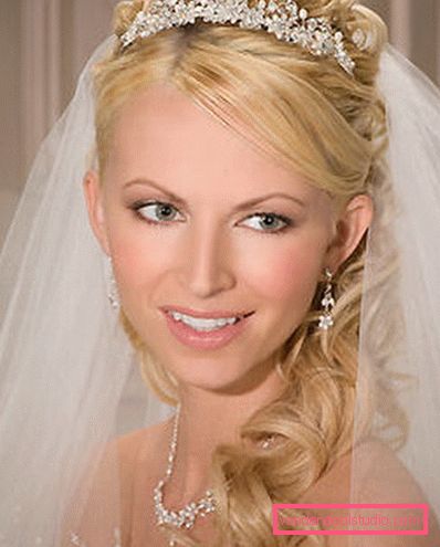 Acconciature da sposa con un velo su media