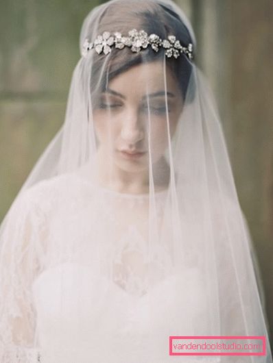Acconciature da sposa con un velo su media
