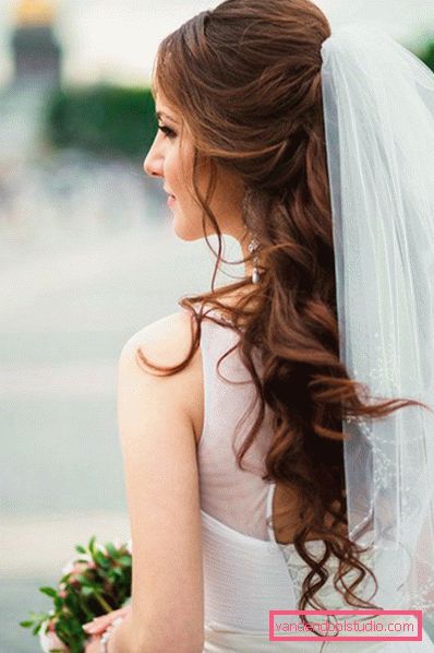 Acconciature da sposa con un velo in media