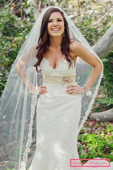 Acconciature da sposa con un velo su media