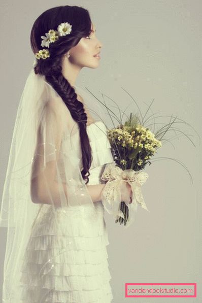 Acconciature da sposa con un velo in media