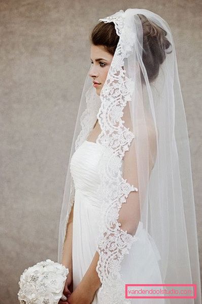 Acconciature da sposa con un velo su media