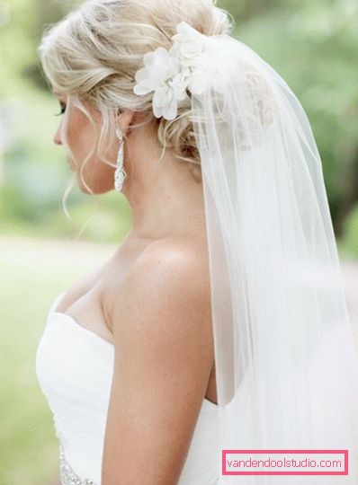 Acconciature da sposa con un velo in media