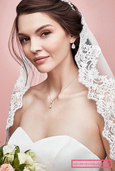 Acconciature da sposa con un velo su media