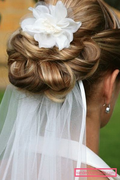 Acconciature da sposa con un velo su media