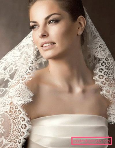 Acconciature da sposa con un velo su media