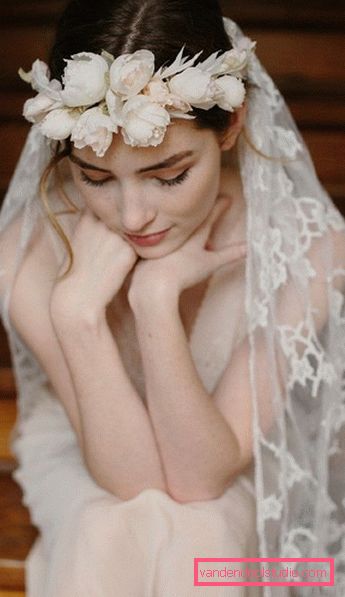 Acconciature da sposa con un velo su media