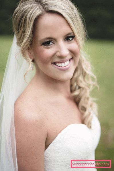 Acconciature da sposa con un velo in media