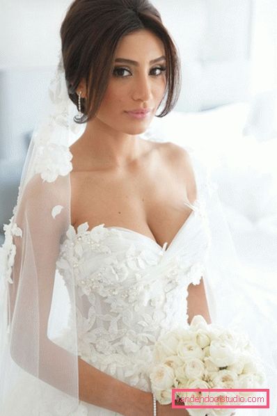 Acconciature da sposa con un velo in media