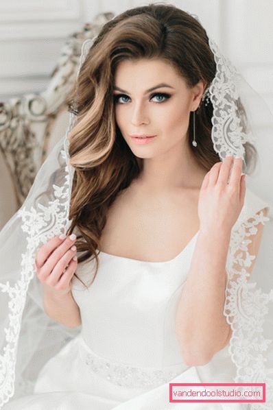 Acconciature da sposa con un velo in media