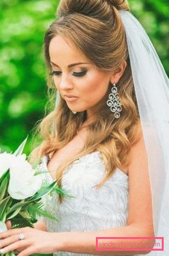 Acconciature da sposa con un velo su media