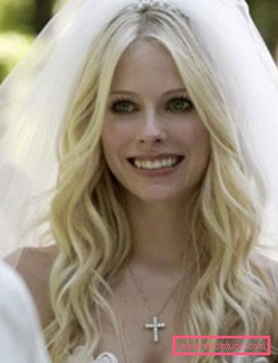 Acconciature da sposa con un velo in media