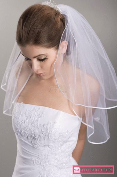 Acconciature da sposa con un velo in media