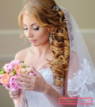 Acconciature da sposa con un velo su media