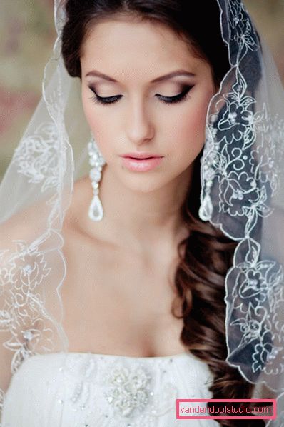 Acconciature da sposa con un velo in media