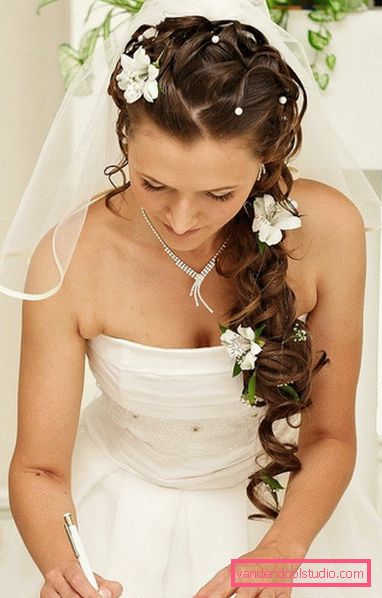 Acconciature da sposa con un velo su media