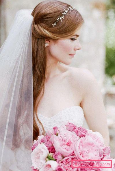 Acconciature da sposa con un velo in media