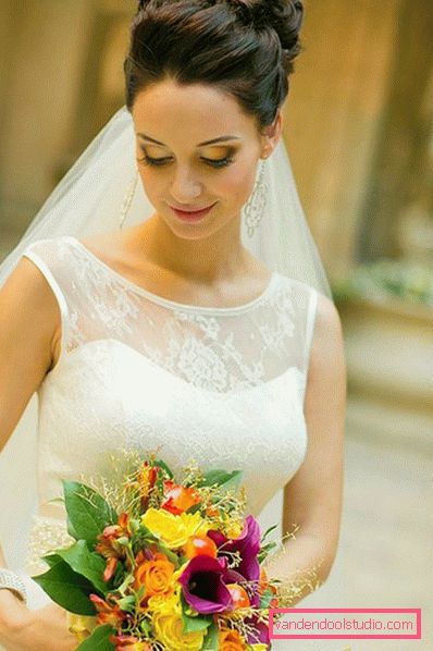 Acconciature da sposa con un velo in media