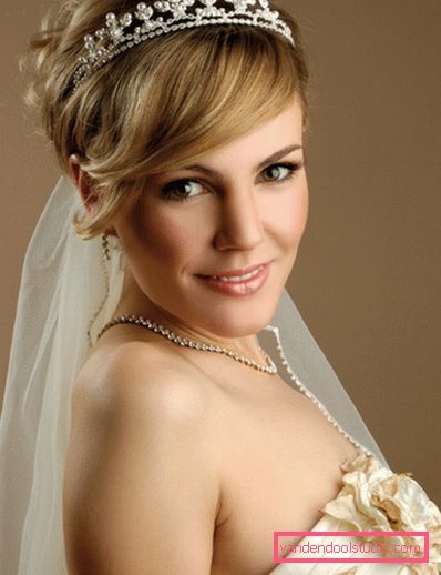 Acconciature da sposa con un velo su media