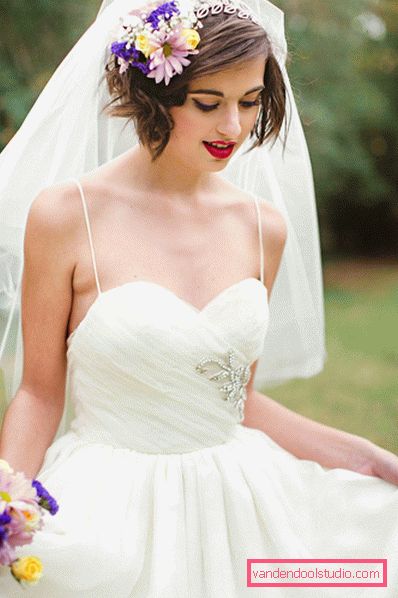 Acconciature da sposa con un velo in media